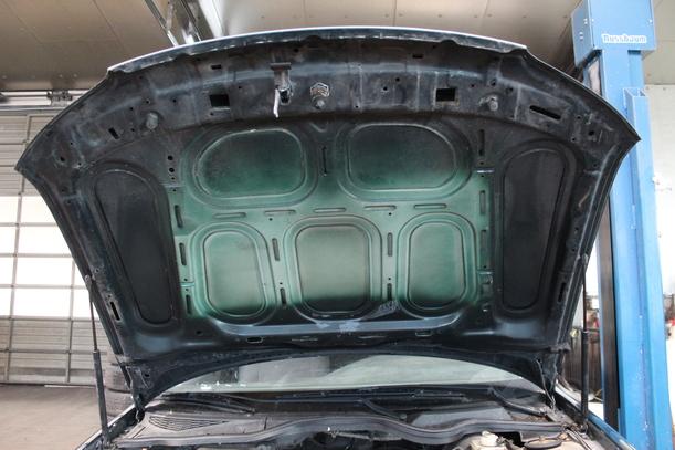 Foto: MOTORHAUBE eines Opel Omega Caravan 2.0 16V Beauty
