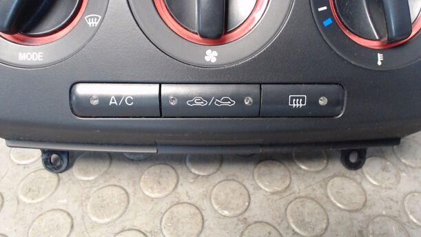 Foto: HEIZUNGSBETÄTIGUNG eines Mazda 3 1.4 Sport TS