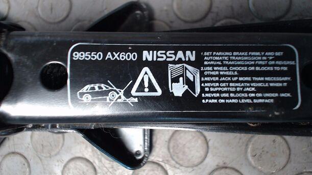 Foto: WAGENHEBER eines Nissan Micra 1.2 TS
