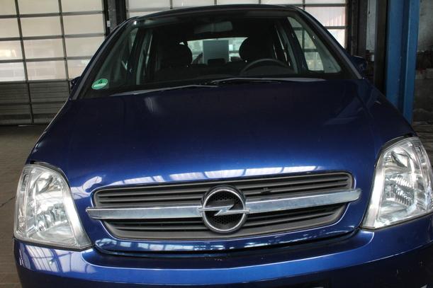 Foto: MOTORHAUBE eines Opel Meriva 1.4 TS