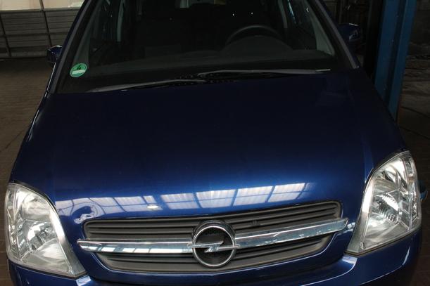 Foto: MOTORHAUBE eines Opel Meriva 1.4 TS