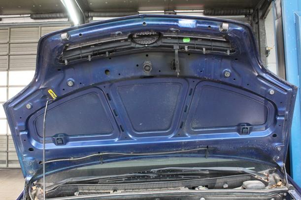 Foto: MOTORHAUBE eines Opel Meriva 1.4 TS