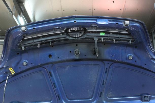 Foto: MOTORHAUBE eines Opel Meriva 1.4 TS