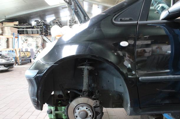 Foto: KOTFLÜGEL LINKS eines Mercedes-Benz A 140 TS
