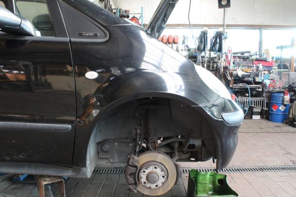 Foto: KOTFLÜGEL RECHTS eines Mercedes-Benz A 140 TS