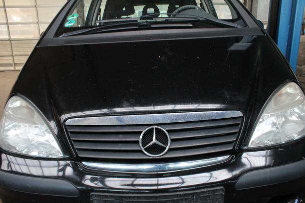 Foto: MOTORHAUBE eines Mercedes-Benz A 140 TS