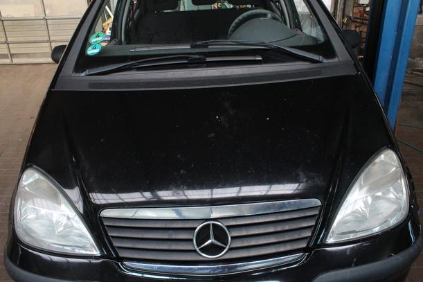 Foto: MOTORHAUBE eines Mercedes-Benz A 140 TS