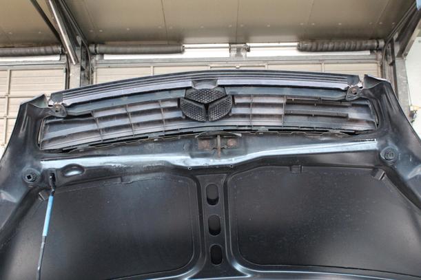 Foto: MOTORHAUBE eines Mercedes-Benz A 140 TS
