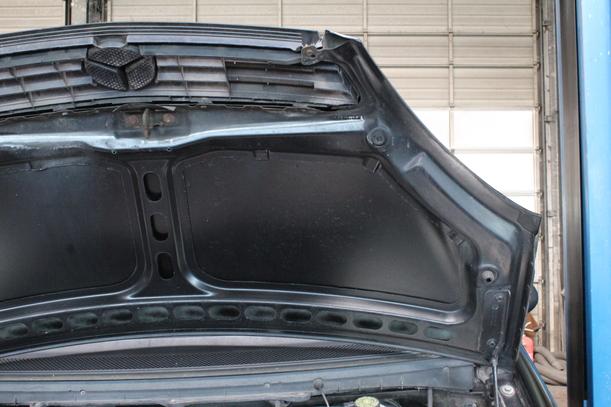 Foto: MOTORHAUBE eines Mercedes-Benz A 140 TS