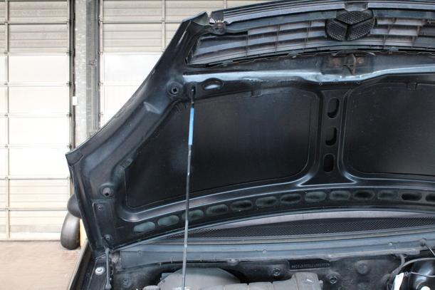 Foto: MOTORHAUBE eines Mercedes-Benz A 140 TS