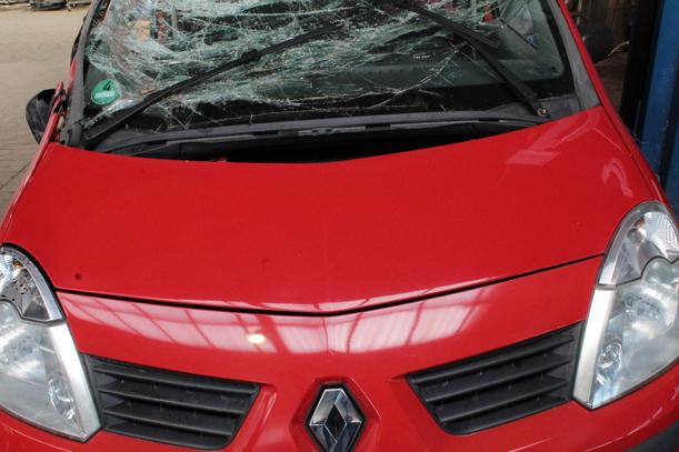 Foto: MOTORHAUBE eines Renault Modus 1.2 16V TS