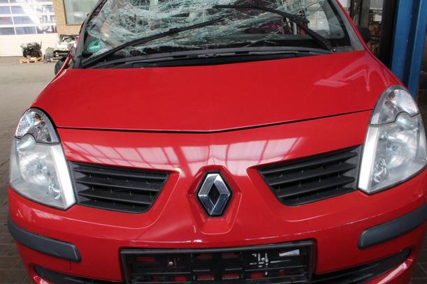 Foto: MOTORHAUBE eines Renault Modus 1.2 16V TS