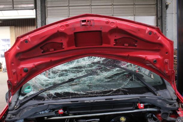 Foto: MOTORHAUBE eines Renault Modus 1.2 16V TS