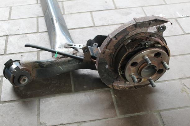 Foto: HINTERACHSE eines Hyundai Accent 1.4 TS