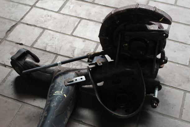 Foto: HINTERACHSE eines Hyundai Accent 1.4 TS