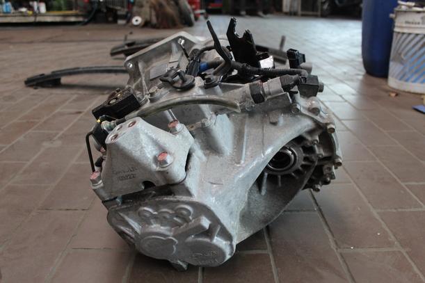 Foto: SCHALTGETRIEBE 5-GANG ( R71873 ) eines Hyundai Accent 1.4 TS