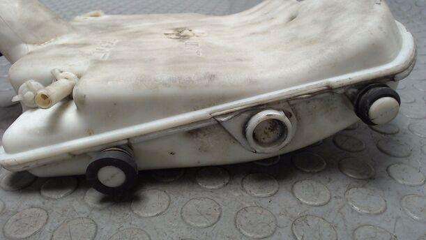 Foto: AUSGLEICHSBEHÄLTER eines Peugeot 206 CC 135