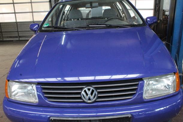 Foto: MOTORHAUBE eines VW Polo 45 TS