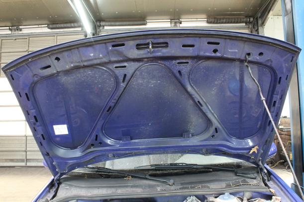 Foto: MOTORHAUBE eines VW Polo 45 TS
