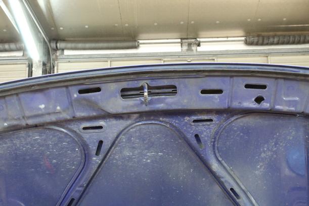 Foto: MOTORHAUBE eines VW Polo 45 TS