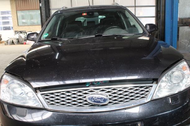 Foto: MOTORHAUBE eines Ford Mondeo 3.0 Turnier V6 TS