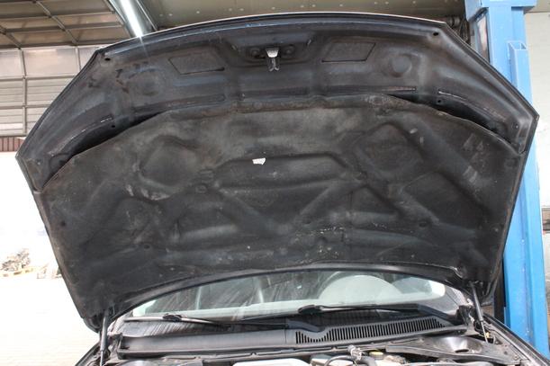 Foto: MOTORHAUBE eines Ford Mondeo 3.0 Turnier V6 TS