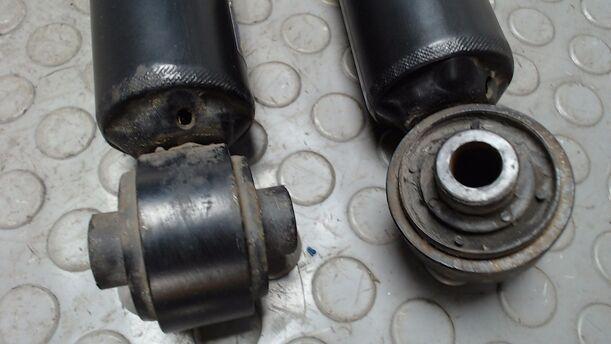 Foto: STOSSDÄMPFERPAAR HINTEN eines Ford Mondeo 3.0 Turnier V6 255 592/Z24