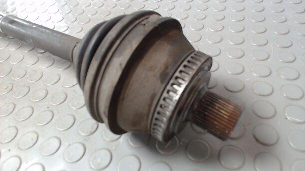 Foto: ANTRIEBSWELLE VORN LINKS ( SKF/ QUATTRO ) eines Audi A4 Avant 2.5 TDI quattro TS