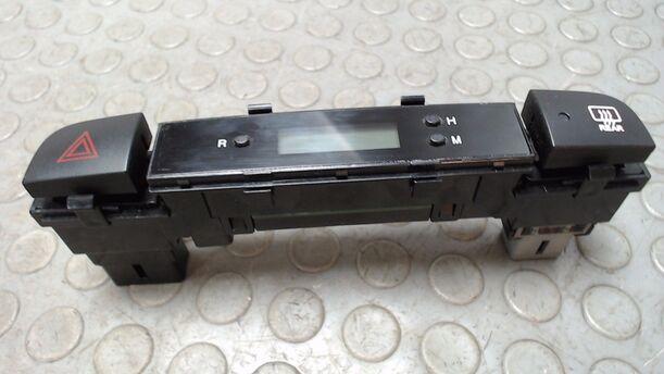 Foto: UHR / WARNBLINKERSCHALTER / HECKSCHEIBENHEIZUNGSSCHALTER eines Hyundai Accent 1.4 TS