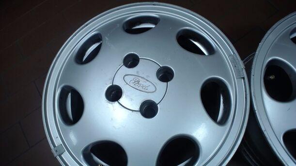 Foto: ALUFELGENSATZ 6X15 ET49,5 eines Ford Sierra GL 1,8 E