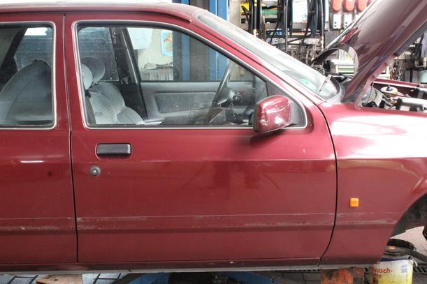 Foto: TÜR VORN RECHTS  ( '90 ) eines Ford Sierra Cosmo