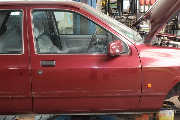 Foto: TÜR VORN RECHTS  ( '90 ) eines Ford Sierra Cosmo