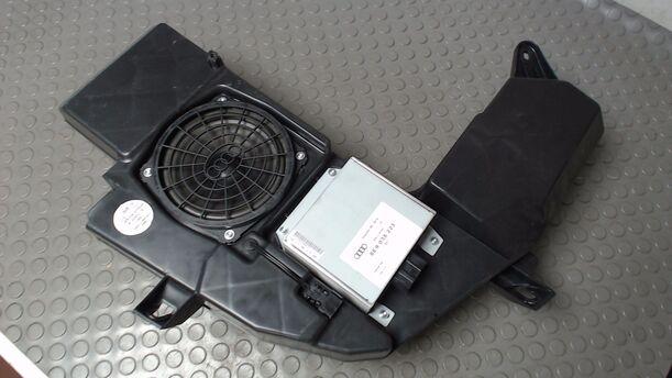 Foto: SUBWOOFER/ AUDOVERSTÄRKER eines Audi A4 Avant 2.5 TDI quattro TS