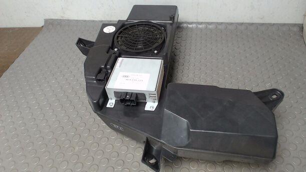 Foto: SUBWOOFER/ AUDOVERSTÄRKER eines Audi A4 Avant 2.5 TDI quattro TS