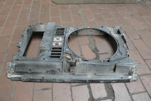 Foto: FRONTBLECH/ SCHLOSSTRÄGER eines Peugeot 607 HDI 135 TS