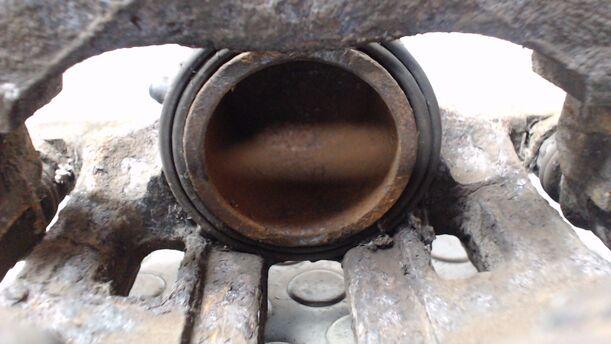 Foto: BREMSSATTEL VORN LINKS eines Peugeot 607 HDI 135 TS