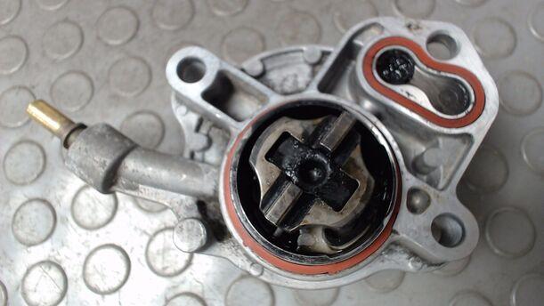 Foto: VAKUUMPUMPE eines Peugeot 607 HDI 135 TS