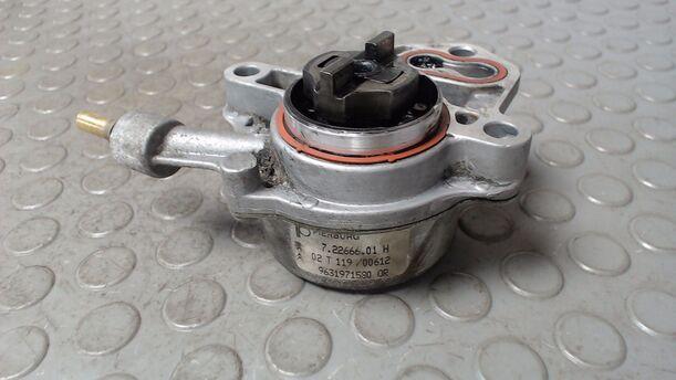 Foto: VAKUUMPUMPE eines Peugeot 607 HDI 135 TS