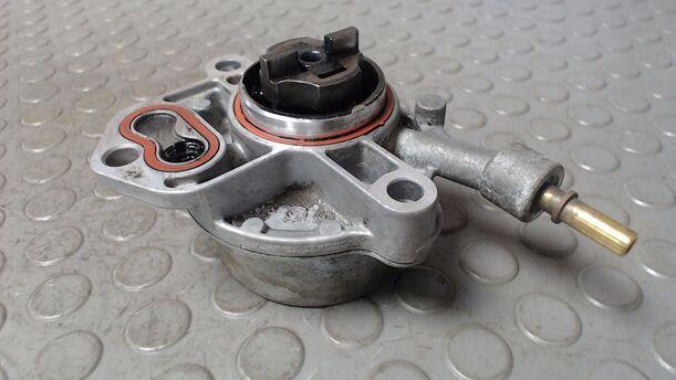 Foto: VAKUUMPUMPE eines Peugeot 607 HDI 135 TS
