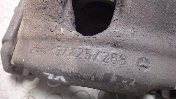Foto: BREMSSATTEL 57/25/288 VORN  LINKS eines Mercedes-Benz C 250 TD TS