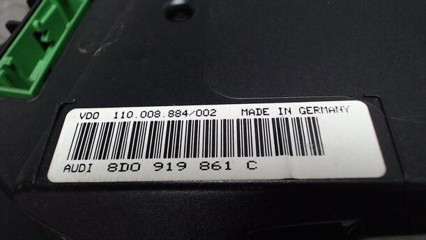 Foto: TACHOEINHEIT / KOMBIINSTRUMENT eines Audi A4 1.8 GL
