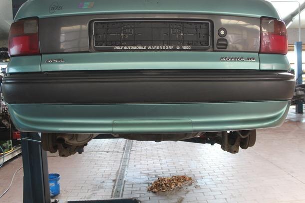Foto: STOSSFÄNGER/ STOßSTANGE HINTEN eines Opel Astra 255 592/Z24