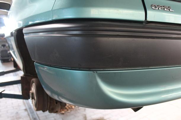 Foto: STOSSFÄNGER/ STOßSTANGE HINTEN eines Opel Astra 255 592/Z24