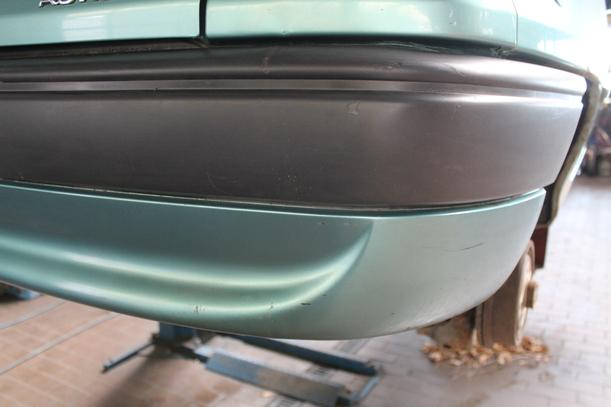 Foto: STOSSFÄNGER/ STOßSTANGE HINTEN eines Opel Astra 255 592/Z24