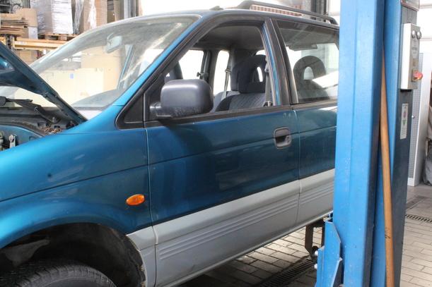 Foto: TÜR VORN LINKS eines Mitsubishi Space Runner Saphir
