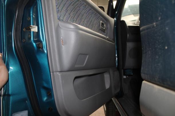Foto: TÜR VORN LINKS eines Mitsubishi Space Runner Saphir