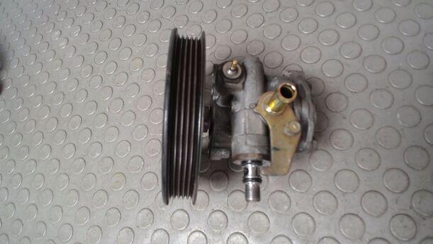 Foto: SERVOPUMPE/ LENKGETRIEBEPUMPE eines Mitsubishi Space Runner GLX