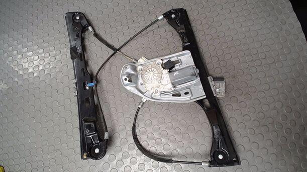 Foto: FENSTERHEBER ELEKTRISCH VORN LINKS ( T-MODELL ) eines Mercedes-Benz C 220 T CDI