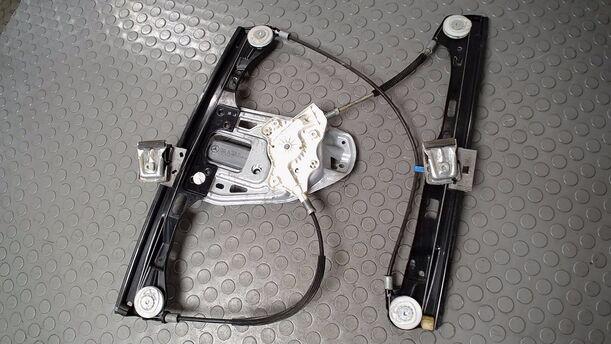 Foto: FENSTERHEBER ELEKTRISCH VORN LINKS ( T-MODELL ) eines Mercedes-Benz C 220 T CDI