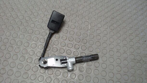 Foto: GURTSTRAFFER VORN RECHTS eines Ford Turnier